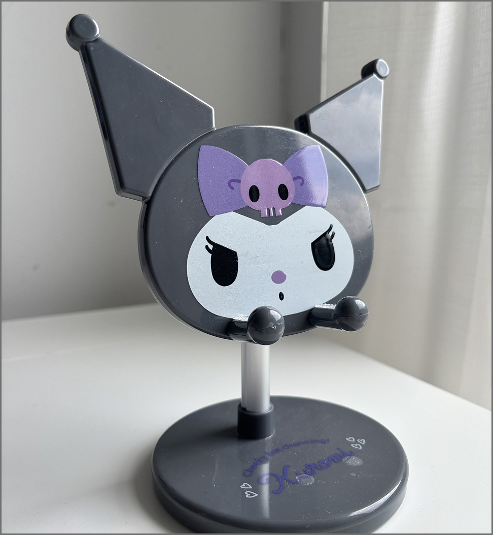 Side picture of the stand. You can see the reflected light on the object, which reveals to me what sort of texture I should use.